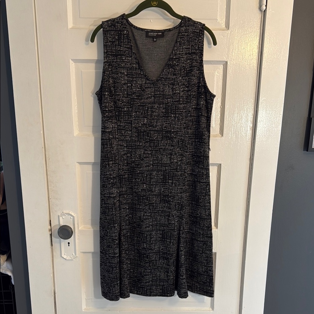Jones New York Black and Gray V-Neck Sheath Dress